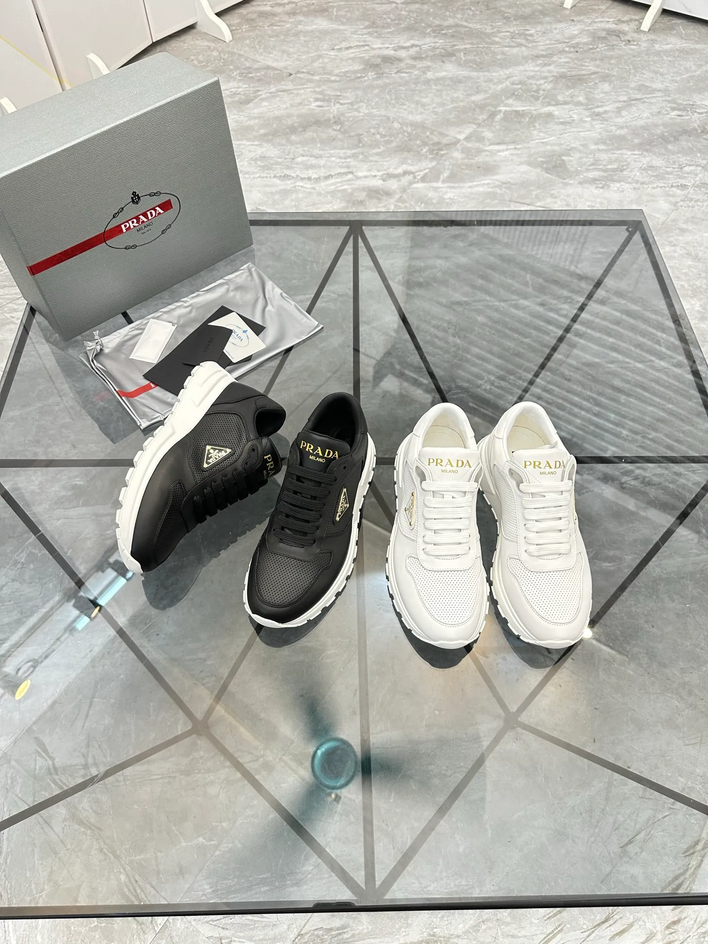 Men's shoes: 💰P580¥ High-end top quality Product trademark: Prada *"Prada*" low-top casual shoes Regular size: 38-45 (can be customized to 46) Product materials: imported first-layer cowhide for the upper, cowhide lining, cowhide feet, original outsole. Number: 832